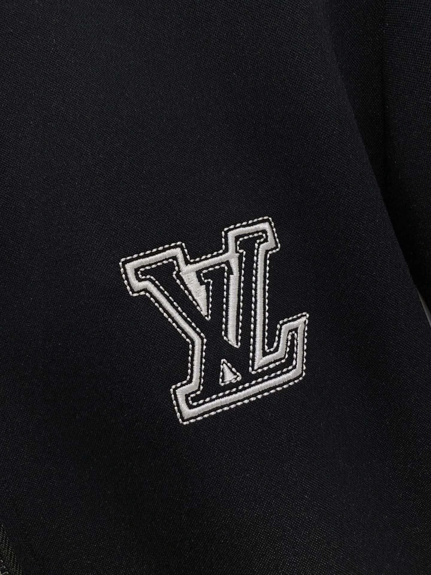 🅿️720 [LV Louis Vuitton] hot-selling suit is coming. Focus on the original version of the official website. 2025 new hot-selling cardigan and sweatshirt suit. The original order is the best. 🇭🇰The meticulous work of top designers. It has a fitting and perfect upper body effect. All-natural high-quality Tencel Roman cotton 100%, close-fitting comfort, noble and elegant! Original hardware embodies elegance and nobility! Counter size: M-3XL (maximum wear up to 190 pounds)